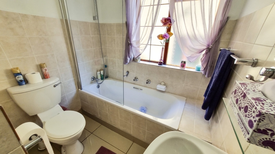 2 Bedroom Property for Sale in Langenhovenpark Free State